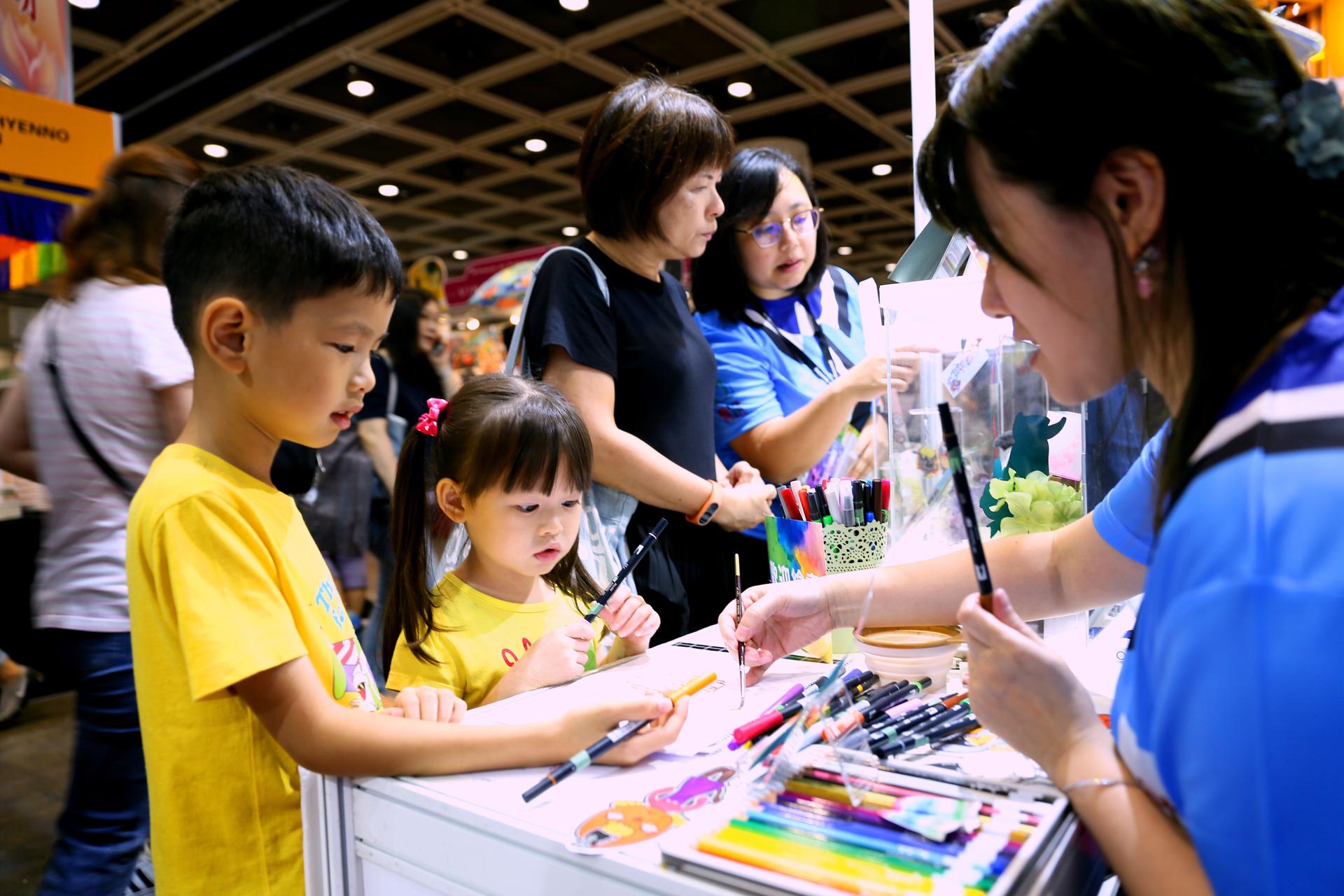 Artist demonstration and interaction with kids and parents